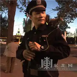 女孩上街溜松鼠宠物凌波微步过马路