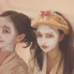 李嫣出国留学深夜泡酒吧,与姐妹浓妆艳抹晒照惹非议