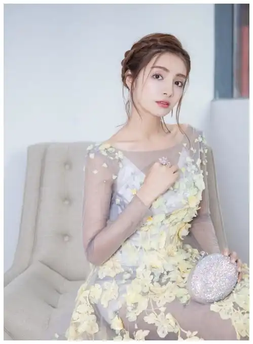 漂亮气质美女明星麦迪娜露背连衣裙甜美写真