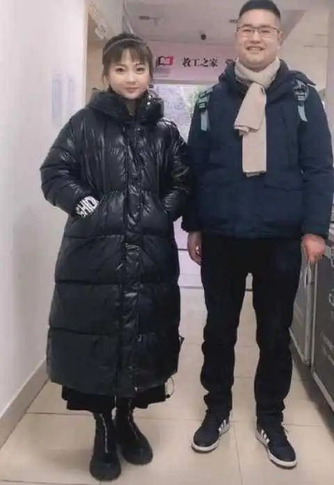 22岁林妙可晒古风写真,撑伞吹笛婉约清丽,无修图旗袍装暴露真实身材