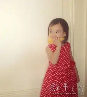 李小鹏晒一家合影照老婆嘟嘴女儿呆萌可爱4