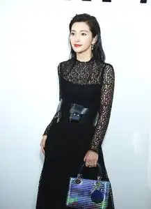 李沁李冰冰同穿蕾丝裙出席活动,白裙优雅,黑裙气质,谁更美