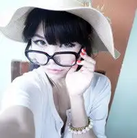 有一个黑色头发的女孩总带蓝颜色的美瞳叫什么