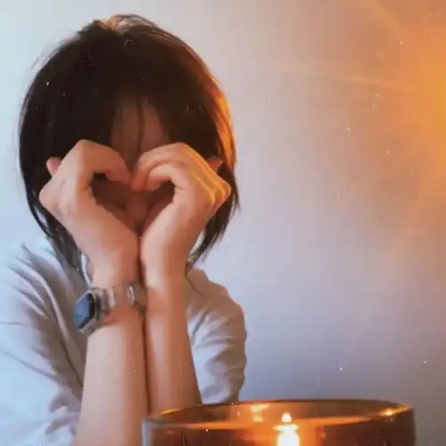 女性信佛的微信头像坐一