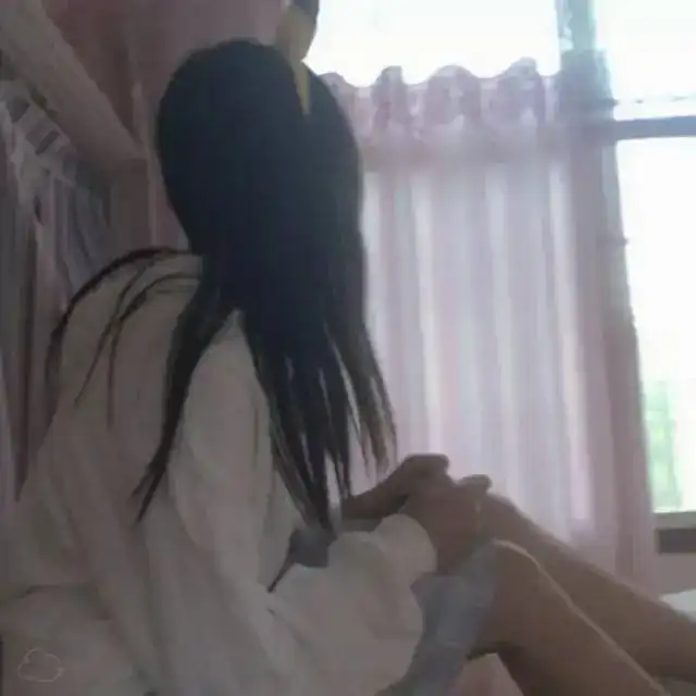 ins风格女生头像请戴上泳镜来见我以免突然坠入爱河不露脸女头