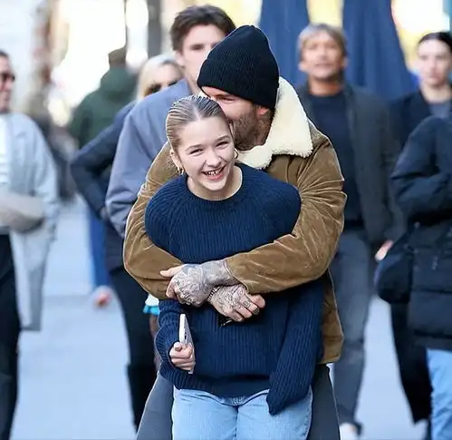 贝克汉姆晒最新全家福12岁小七穿吊带裙扮成熟,越长越像贝嫂了