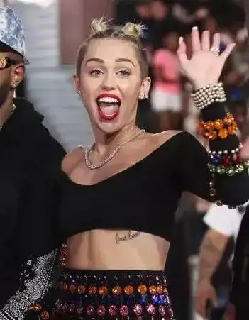 问侯纹身的女孩怎么了