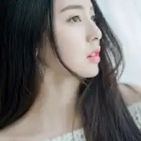 可谓造型百变的妹子头像,白色衣服纯洁少女