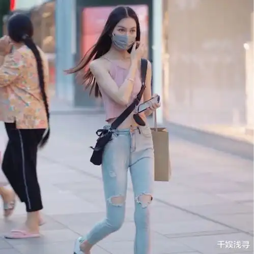 街头实拍粉色吊带穿出仙女味,搭配破洞牛仔裤,展现绝佳好气质