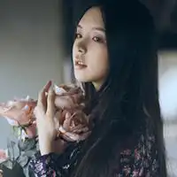 求这张照片的女的名字