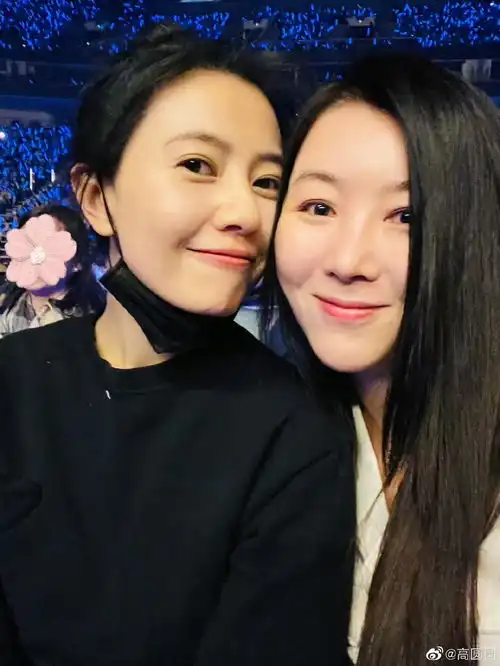 高圆圆骑单车去看老狼演唱会与姐妹摆拍追忆青春