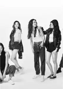 组图火箭少女减员前杂志曝光杨超越背带裤孟美岐笑颜健康活力