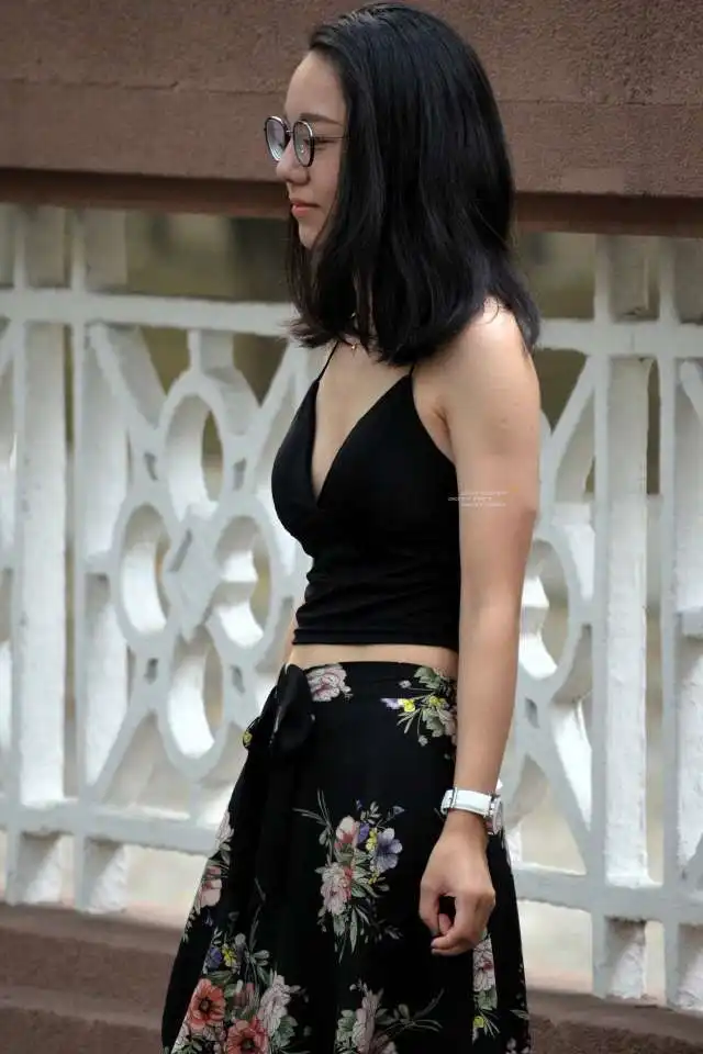 街拍美女戴眼镜的妹子呼之欲出