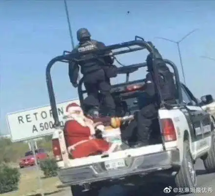 轻松一刻劫匪抢银行当街撒钱,高喊圣诞快乐