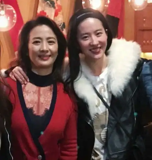 刘亦菲实诚po出年度最真实素颜,却因这动作被吐槽颜值输亲妈