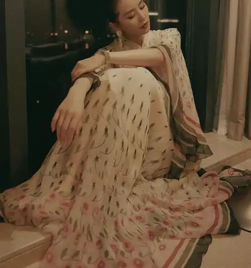 论天鹅颈只服刘诗诗同样当妈女神范却完胜,形象很不同