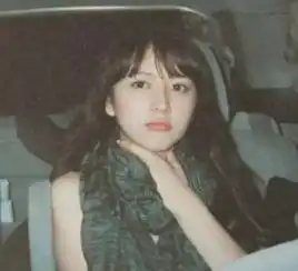 年轻女生头像于中英