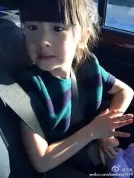 王诗龄卖萌与美女空姐合照戴飞行员帽子搞怪逗趣组图