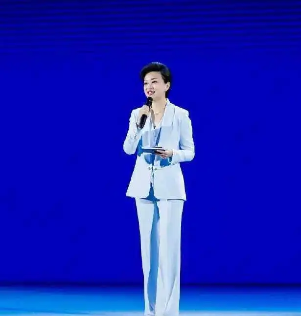 杨澜不愧是央视出身穿淡黄色长裙气质美如兰,才华馥比仙