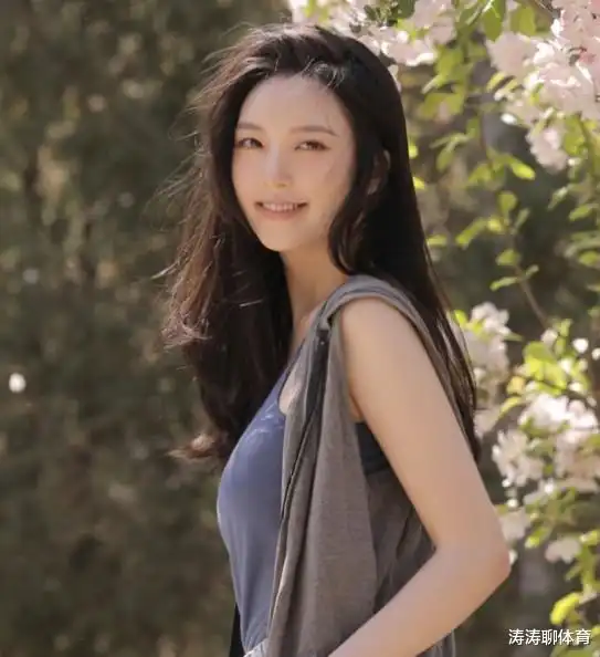 舅舅说左边的女孩最漂亮,但我最终选择穿绿裙子的哈哈哈