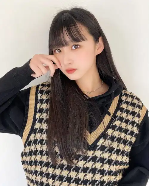 气质长发美少女,迷人笑容散发满满初恋感,卖萌起来更是犯规