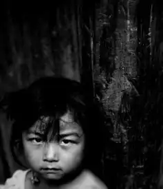 求图黑白照片一个小女孩脸有点脏大概3到5岁笑起来很可爱