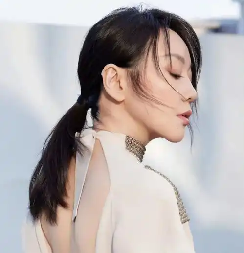 厦门这一夜,女星个个风情万种,张雨绮戴20斤黄金,殷桃真敢穿