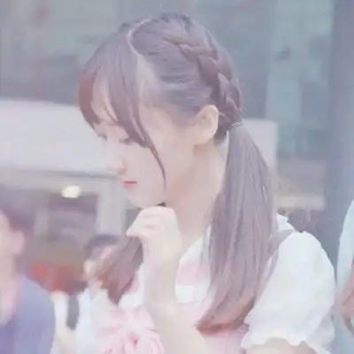 女生背影侧脸朦胧头像