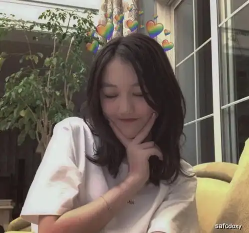 13岁李嫣自信不输王菲,打扮成熟有气质,不愧是天后的女儿