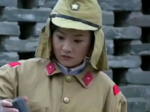 女特工扔手雷炸鬼子,一投一个准,鬼子被炸得满天
