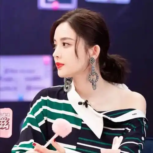 怪不得电视里只有上半身,镜头下移后,是不能看得尴尬全景