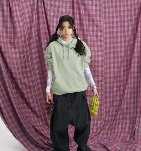 欧阳娜娜新年大片曝光,银色眼影配炸毛辫,再现鬼马少女千禧风