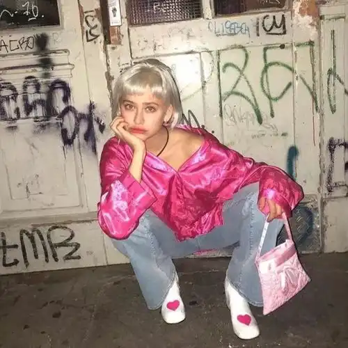 欧美头像女背着包阿拉蕾