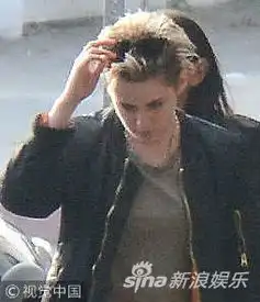 组图暮光女斯图尔特与女性友人出街顶鸡窝头叛逆十足