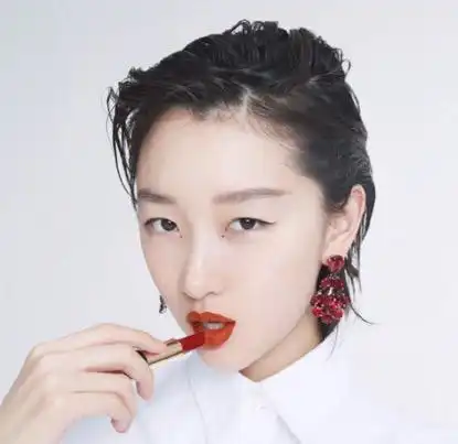 周冬雨少女感与女人味并存,珠宝饰品作用强大,百变而有魅力