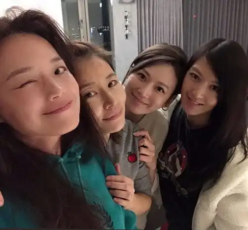 林心如舒淇杨谨华闺蜜聚会,三女神素颜比美,林心如歪头杀好少女