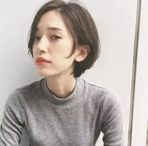 圆脸戴眼镜的女生适合什么发型