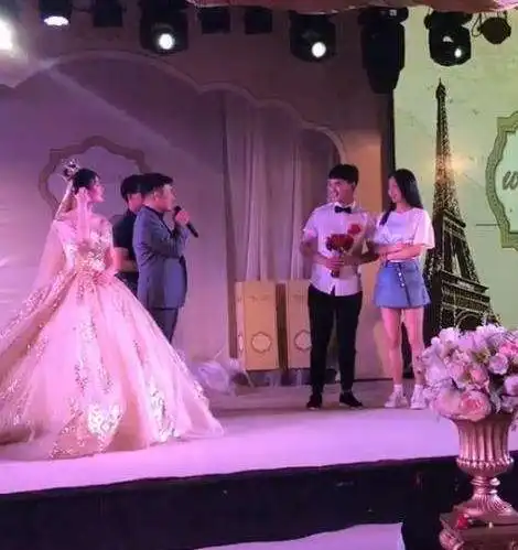 婚礼现场伴郎下跪向女友求婚,新娘一脸懵逼,网友来砸场子的
