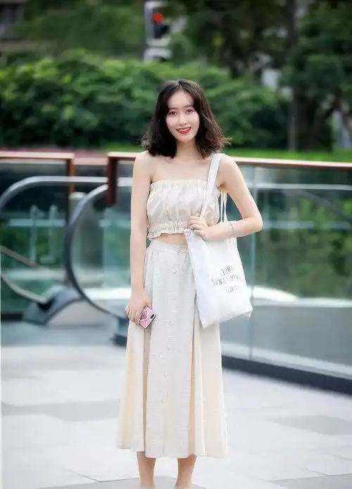 路人街拍,小姐姐米色连衣裙搭配凉鞋,看起来非常清爽