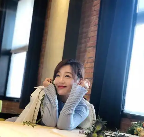 薛佳凝携友现身上戏,41岁脸部浮肿显老态,与闺蜜同框样貌差距大
