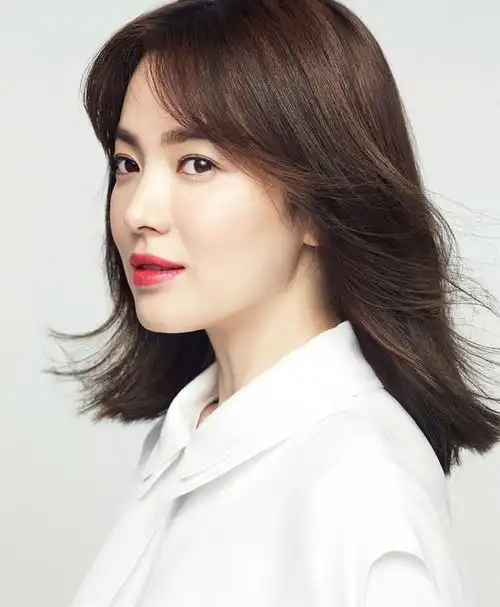 38岁宋慧乔时尚大片霸气回归穿西服套装变身女总裁,冷艳型女神