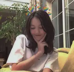 13岁李嫣与闺蜜穿同款卫衣敷面膜做手工蜡烛,心灵手巧