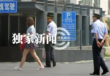独家邱启明蓝帽墨镜戴耳机与美女助理回京6785643