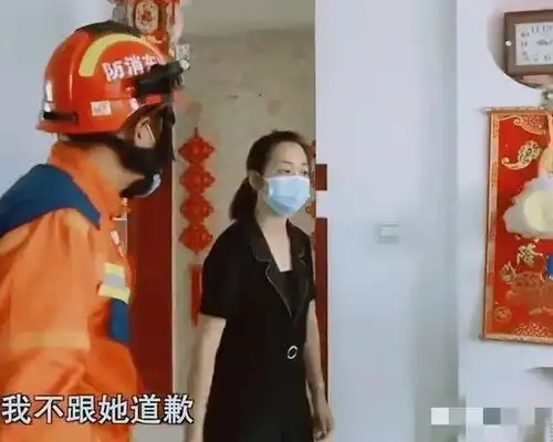13岁女儿吵架要跳楼,妈妈抱着膀子不吭声,救援人员我一句句教你道歉