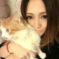 抱着猫侧面的女生头像微信头像图片大全