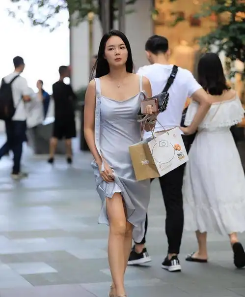 美女素颜上街,绸缎吊带裙,显露淑女气质,美成背影杀手