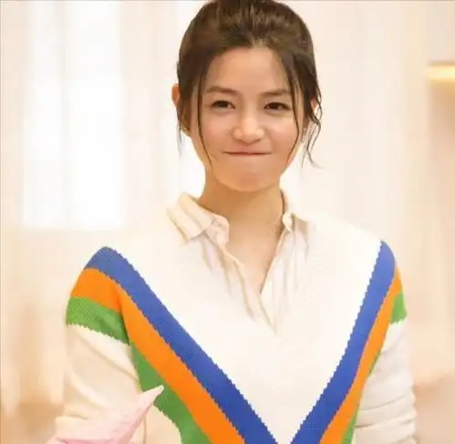陈妍希的气质真挺娇嫩,白衬衫配短裙,微胖女孩也有少女感