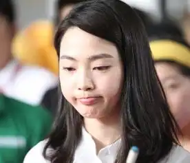 九球美女车侑蓝亮相台球展比剪刀手卖萌