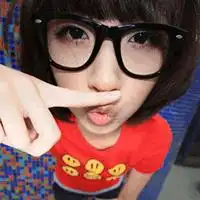 短发戴眼镜那个爱笑女生网页经常出现的头像女生是谁谁有她其它头像