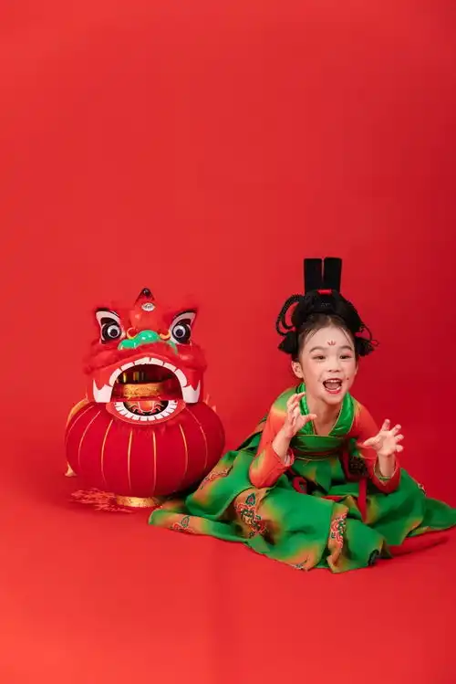 灯笼舞狮龙年新年春节女孩人物摄影图广告素材下载至来源处